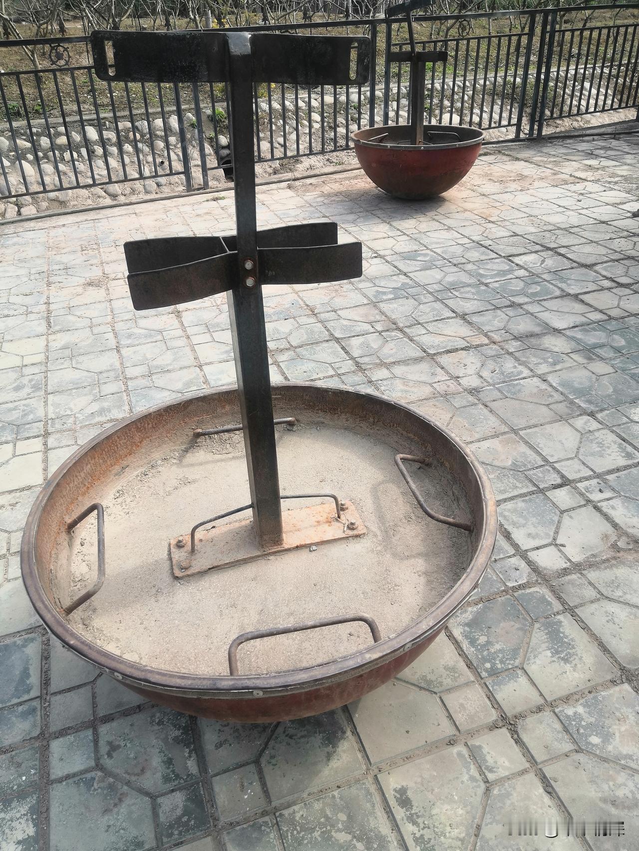 乡村原生态风景随手拍这是一张旅游的时候图片，这是本地的桃花谷广场，上面的情景在桃