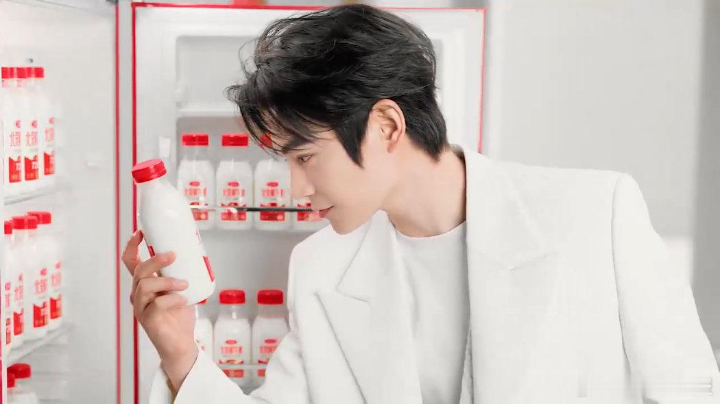 丁禹兮全白色look拍短片，颜值和内容都在线！镜头里他拿着牛奶超帅气，还把“鲜”