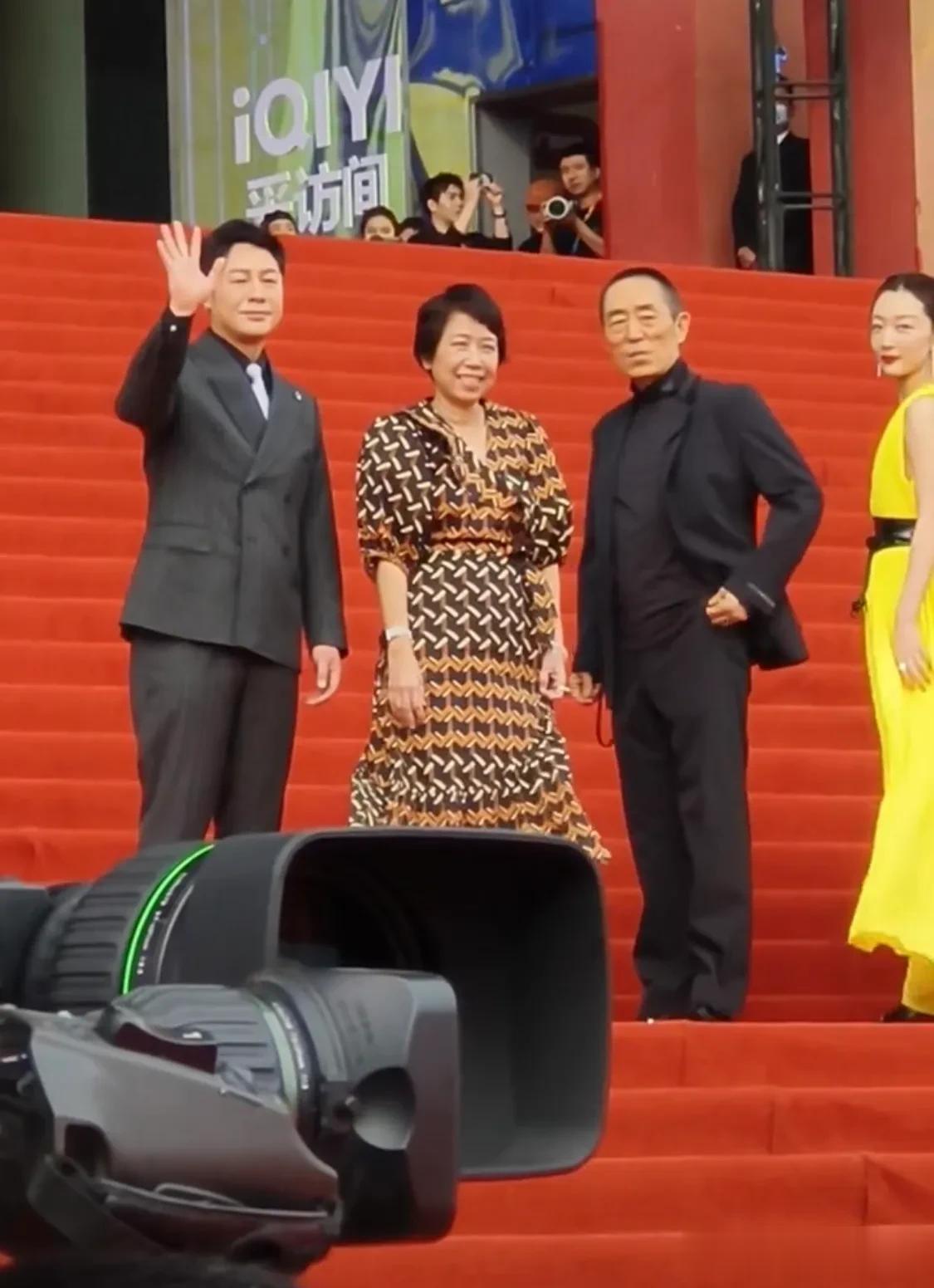 张颂文亮相北影节红毯，因导演关锦鹏腿脚不方便，整个红毯张颂文都搀扶着他，最后更是