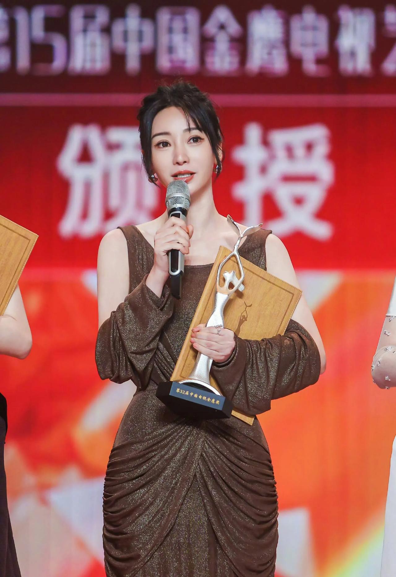 柳岩获金鹰奖最佳女配角提名！证明了她的演技和实力。这是广大观众对她演技的肯定。就