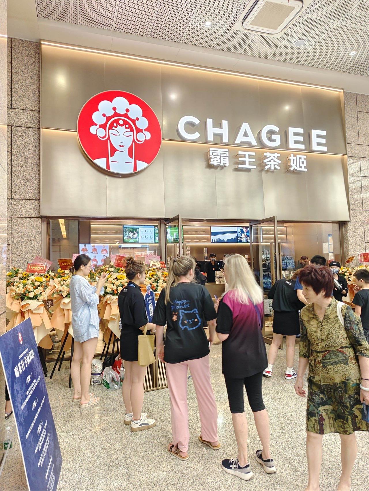 霸王茶姬“徒手奶茶”辞退案：不是小题大做，是底线不能破！

谁能想到，一杯“玩梗