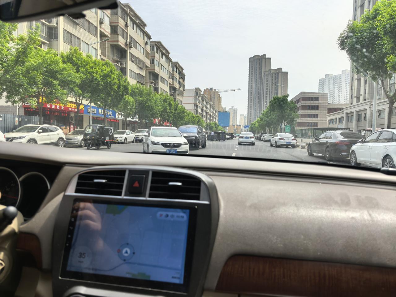 近期，很多网友为马路边免费停车欢呼，但这是站在汽车驾驶员立场上自身想法。

  