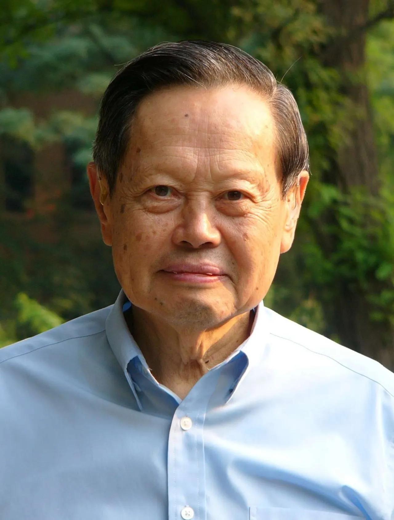 杨振宁说自己遗传了父亲的聪明智慧，遗传了母亲的长寿基因。100多岁了思维敏捷，见