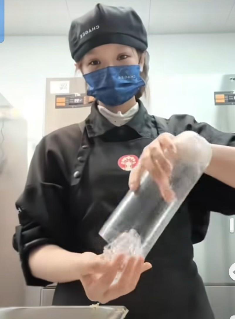 这么好看的女孩子，洗手水应该不难喝吧😄，但是她为什么不长脑子？
霸王茶姬这次的