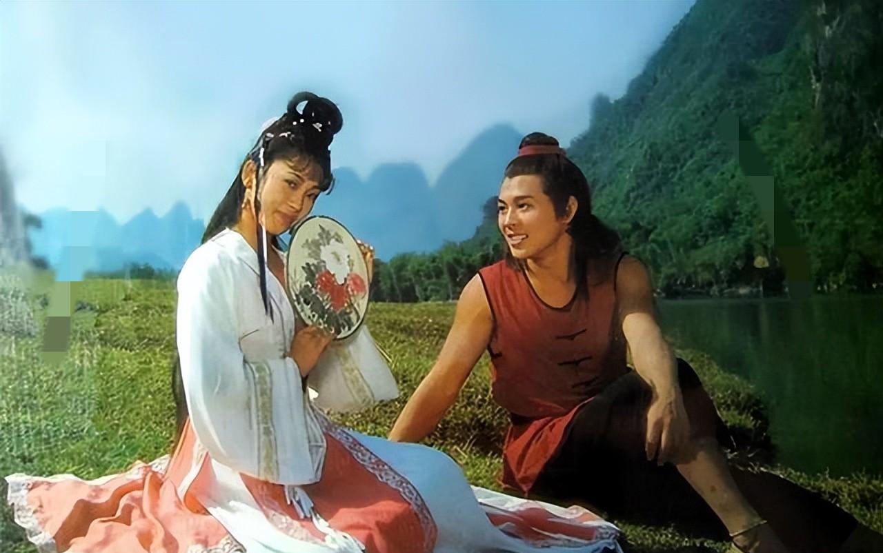“和李连杰对视时总会脸红，导演夸我演技自然，没人知道那是藏不住的心动。”

当年
