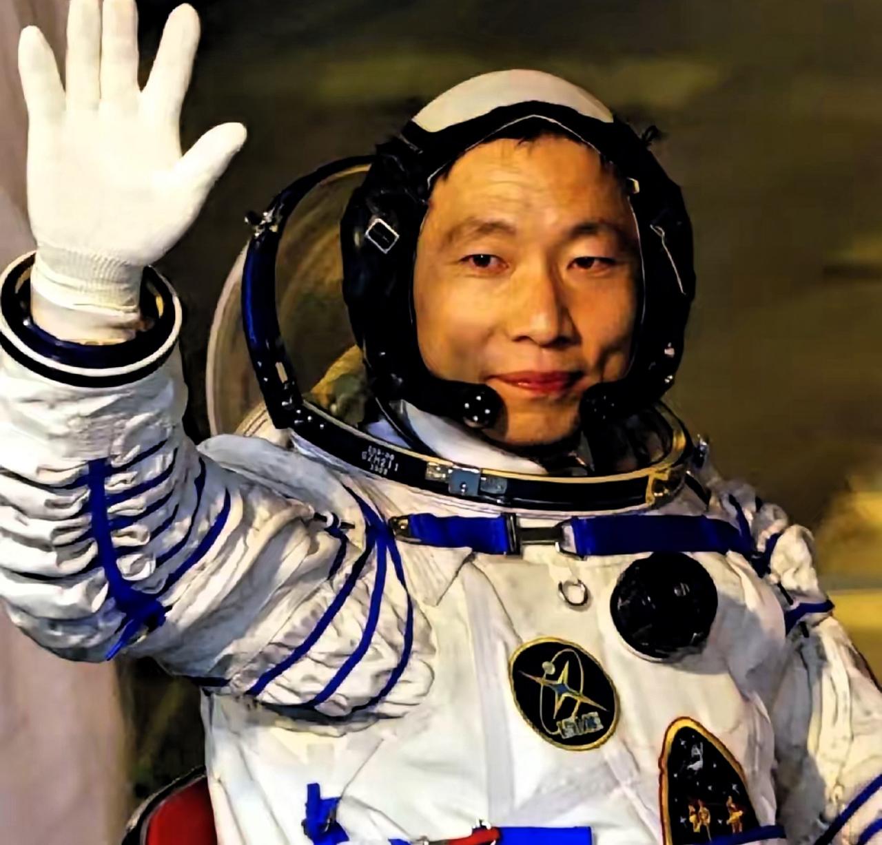 突然有点心疼杨利伟了，
因为只有他是一个人孤军奋战，
也只有他一个人，扛下了所有