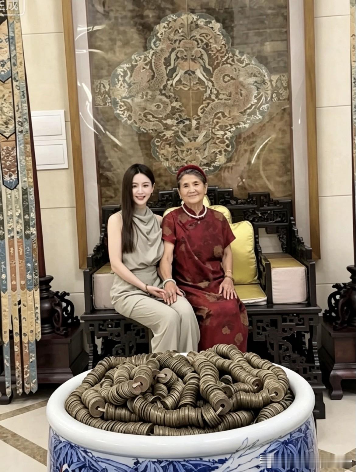 婆婆疼的从来未必是儿媳本人，而是站在她儿子身边的那个人。当年杨子妈妈对黄圣依的好