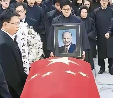 1950年，霍英东送给志愿军的货物被海盗劫持，他自己也被海盗用枪顶头，霍英东的呼