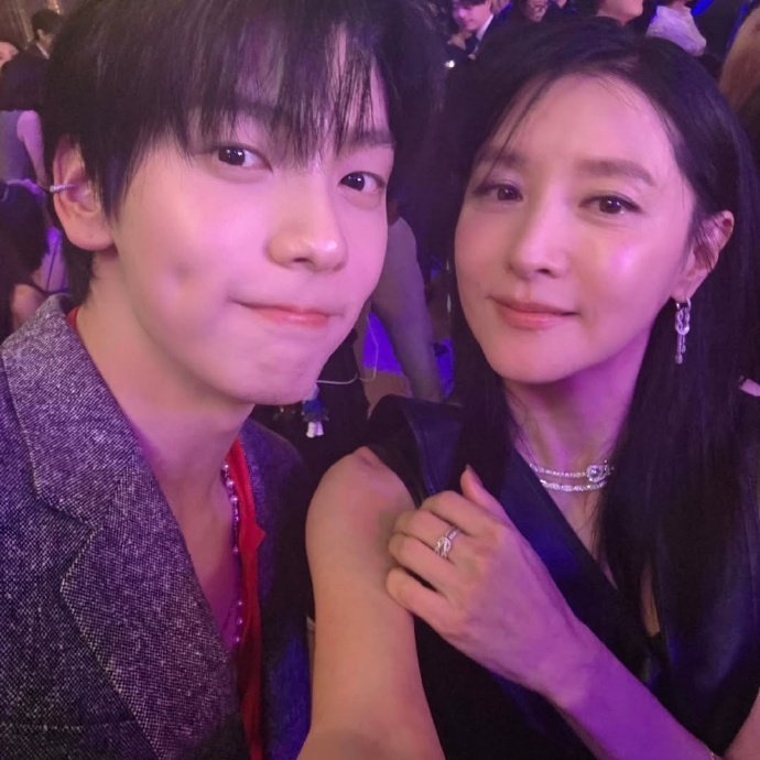 李爱英崔秀彬合影 演员李英爱在社交平台上更新了与TXT成员崔秀彬的合照自拍～李英