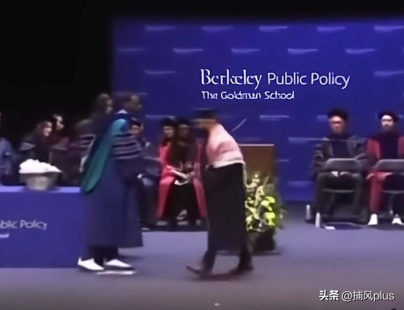 美国加州大学伯克利分校毕业典礼，一名学生拿着巴勒斯坦旗帜上台，被拒绝颁发毕业证。