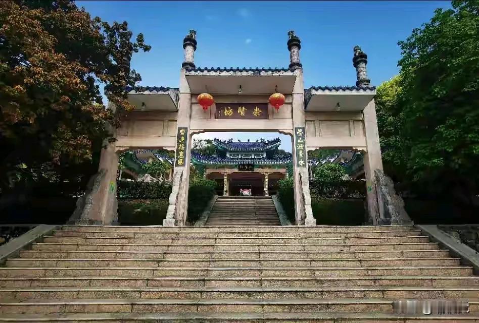 揭阳《潮州八贤馆》位于榕城自然风景区。
揭阳人有唐宋时期八位著名先贤称为：
揭阳