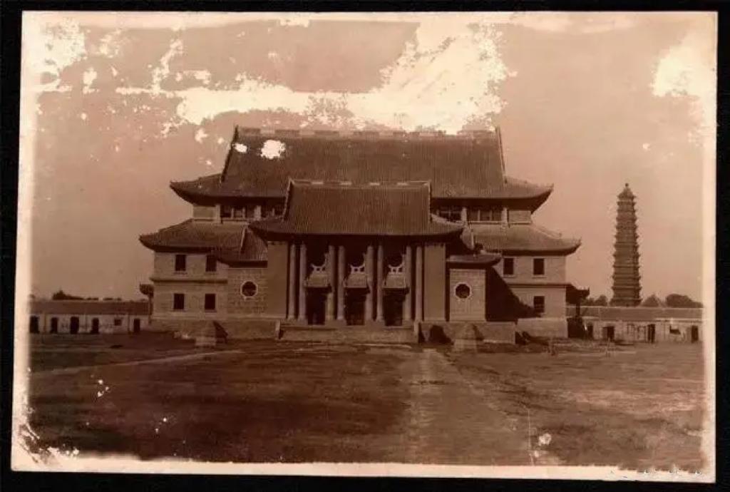 河南大学大礼堂在抗战时期也曾受过劫难：1938年，攻占开封的日军，将大礼堂内的钢