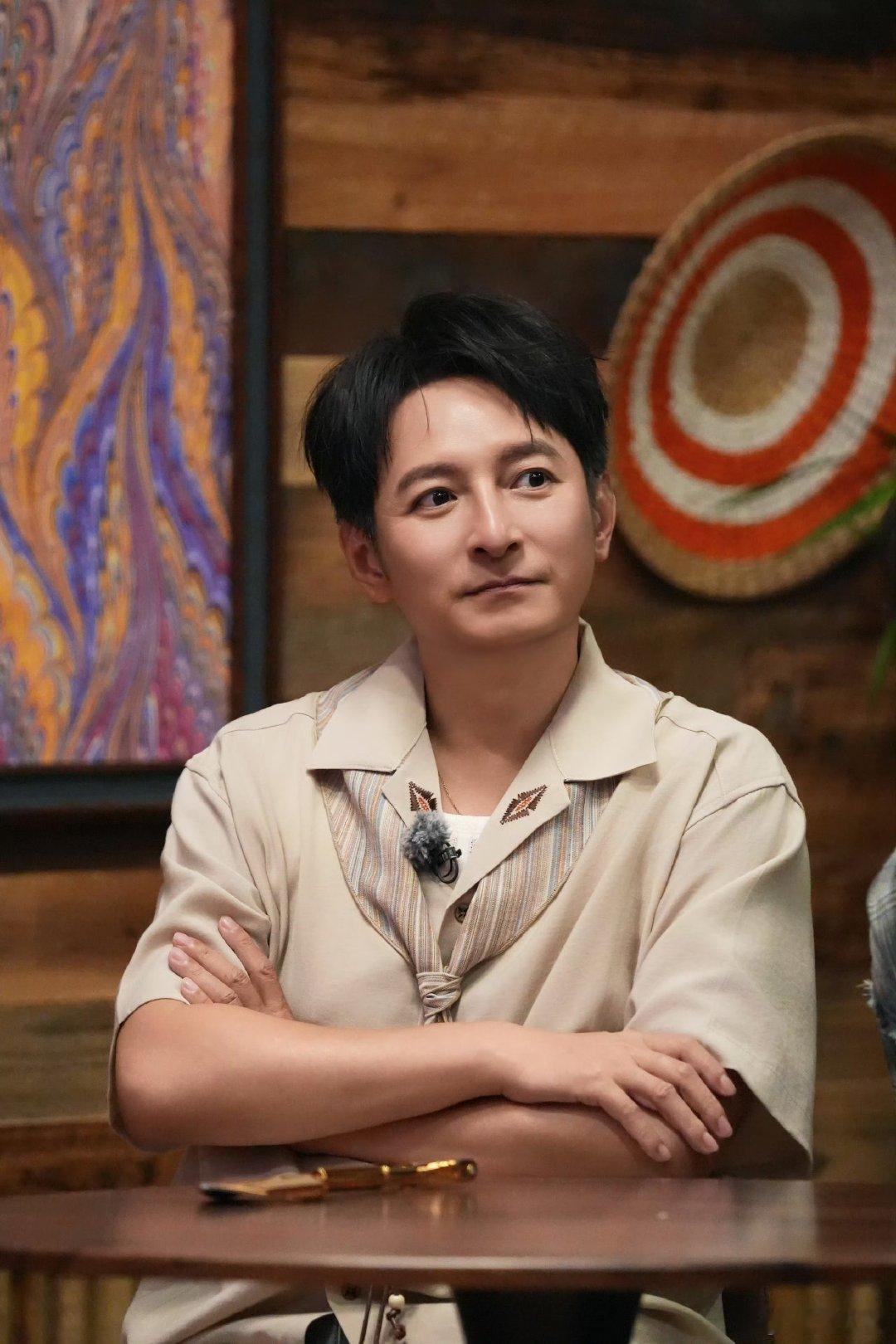 李维嘉曾托容祖儿帮忙带西服 跨城带件怕磕碰的西服，找顺路熟人帮忙带回，比走快递省
