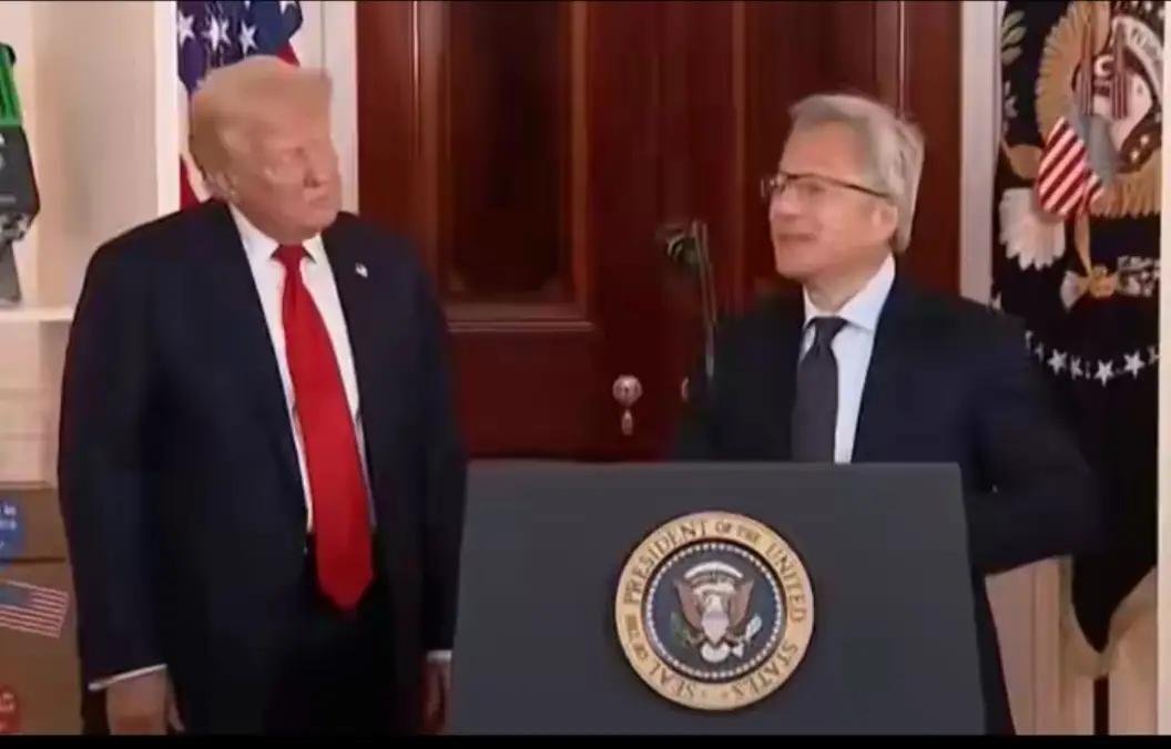 强冲突抓人！
 
特朗普灵魂拷问一针见血！美国AI靠美元硬砸，中国凭能源弯道超车