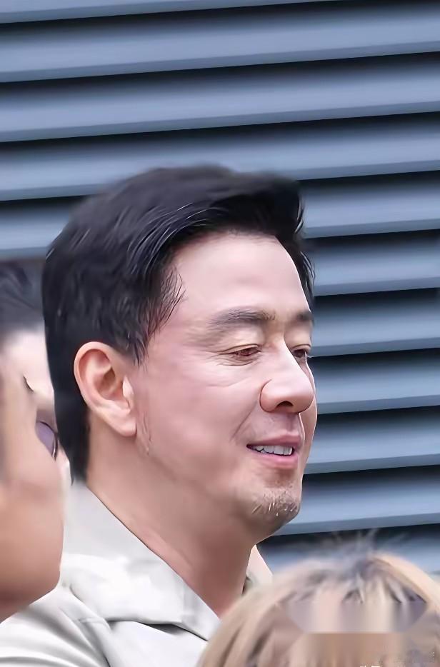 变了，变了，都快认不出来了。 谁又能想到，换成当下小鲜肉流行的长发造型，又刮掉络