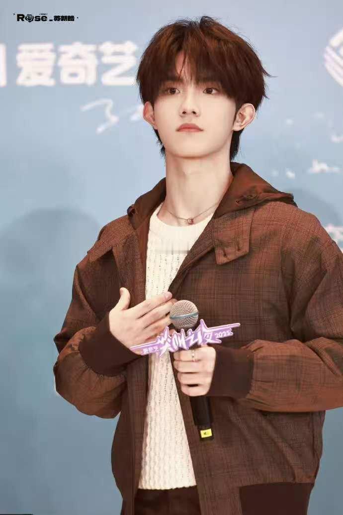 苏新皓红毯像是在发光苏新皓甜得我好心动尖叫之夜红毯苏新皓闪耀全场！Prada西装