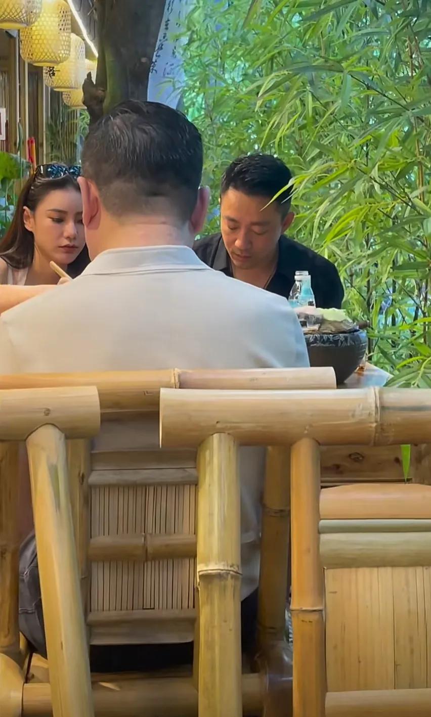 成都吃火锅偶遇汪小菲和他女朋友
两个人话说看起来还是挺搭的啊
都是很瘦身材很好的