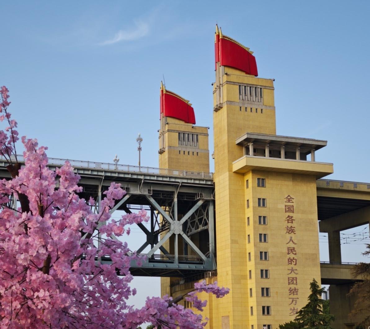 钢铁长桥踏浪而立，巍峨桥墩稳稳托住岁月峥嵘，白玉兰路灯次第排列，自带独有的时代浪