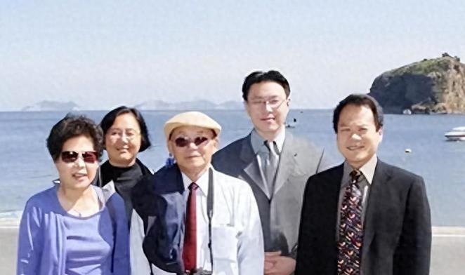 张学良之子回到家乡探亲，中央为何特意让地方政府支付张家两千万元巨款？
1983年