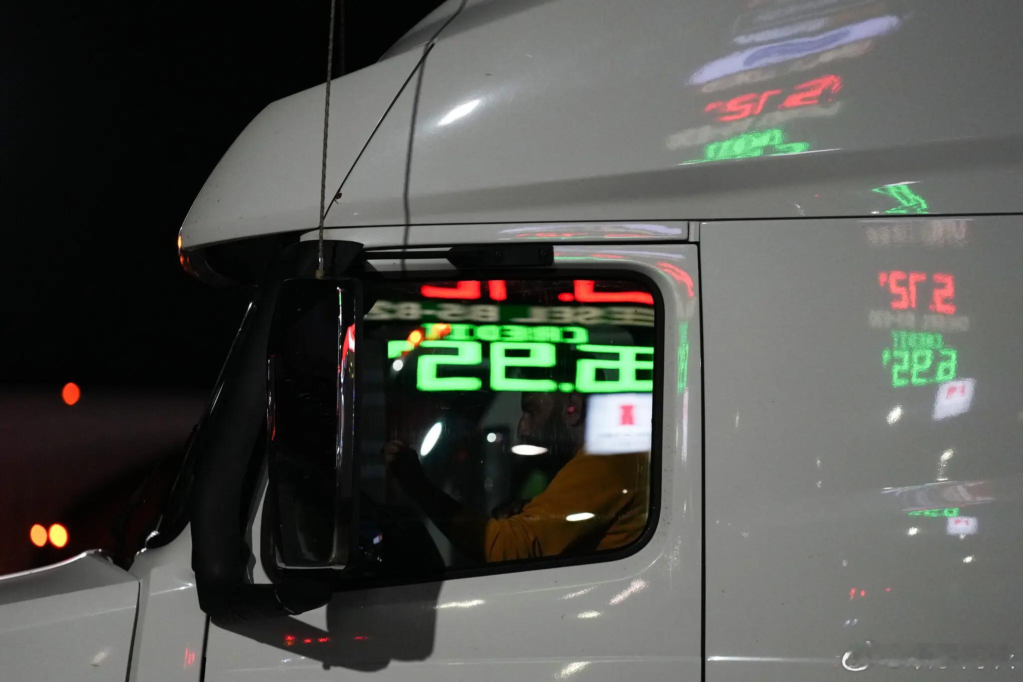 【伊朗封锁考验哪一方能承受更大的痛苦】[特朗普试图通过封锁霍尔木兹海峡来切断伊朗