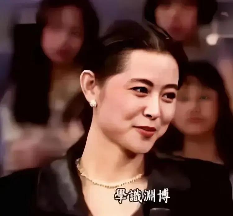 倪萍说：“我年轻的时候可漂亮了。个儿又高，脸就一巴掌，两个眼睛就跟小灯泡一样”。