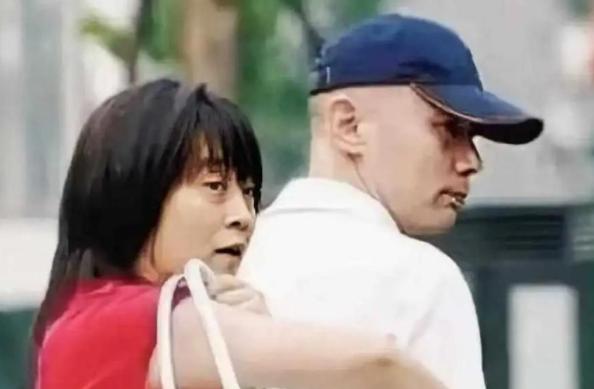 1995年，葛优拍戏赚了350万，把钱全部交给了妻子贺聪。谁知贺聪转身就在北京买