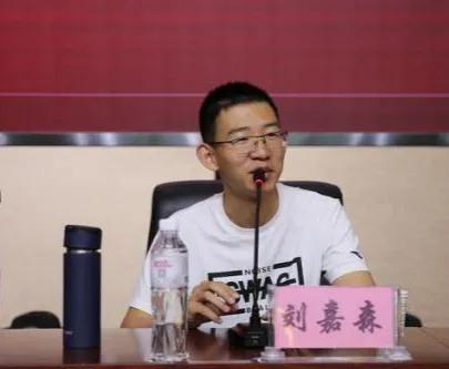 “北大学霸”刘嘉森一语惊人！他说：“我的同学里，父母有钱有势的大有人在，父母是博
