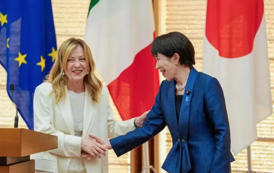 高市早苗与梅洛尼，报道得热火朝天。
逢场作戏，两人演的都不错。
高市早苗想要的，