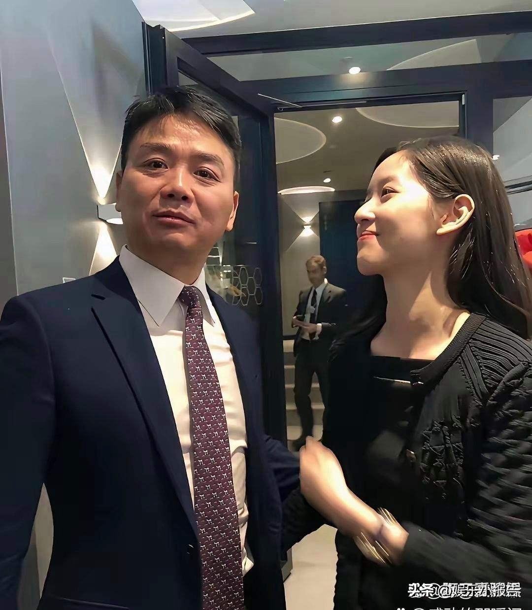 别被“宠妻”叙事骗了，刘强东的“天强”是一步再精明不过的棋

大家都在说，刘强东