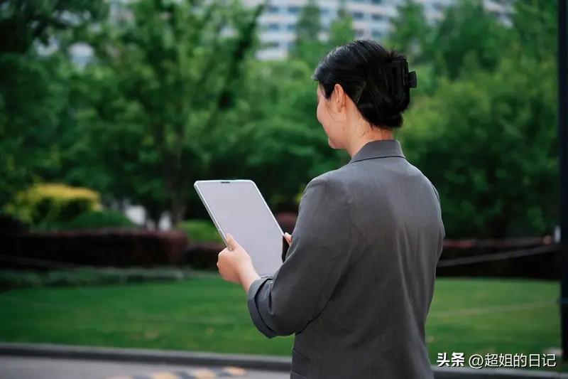 小区物业一位50多岁的女士，昨天在楼下不停的哭，周围几个物业同事在那里劝，听了一