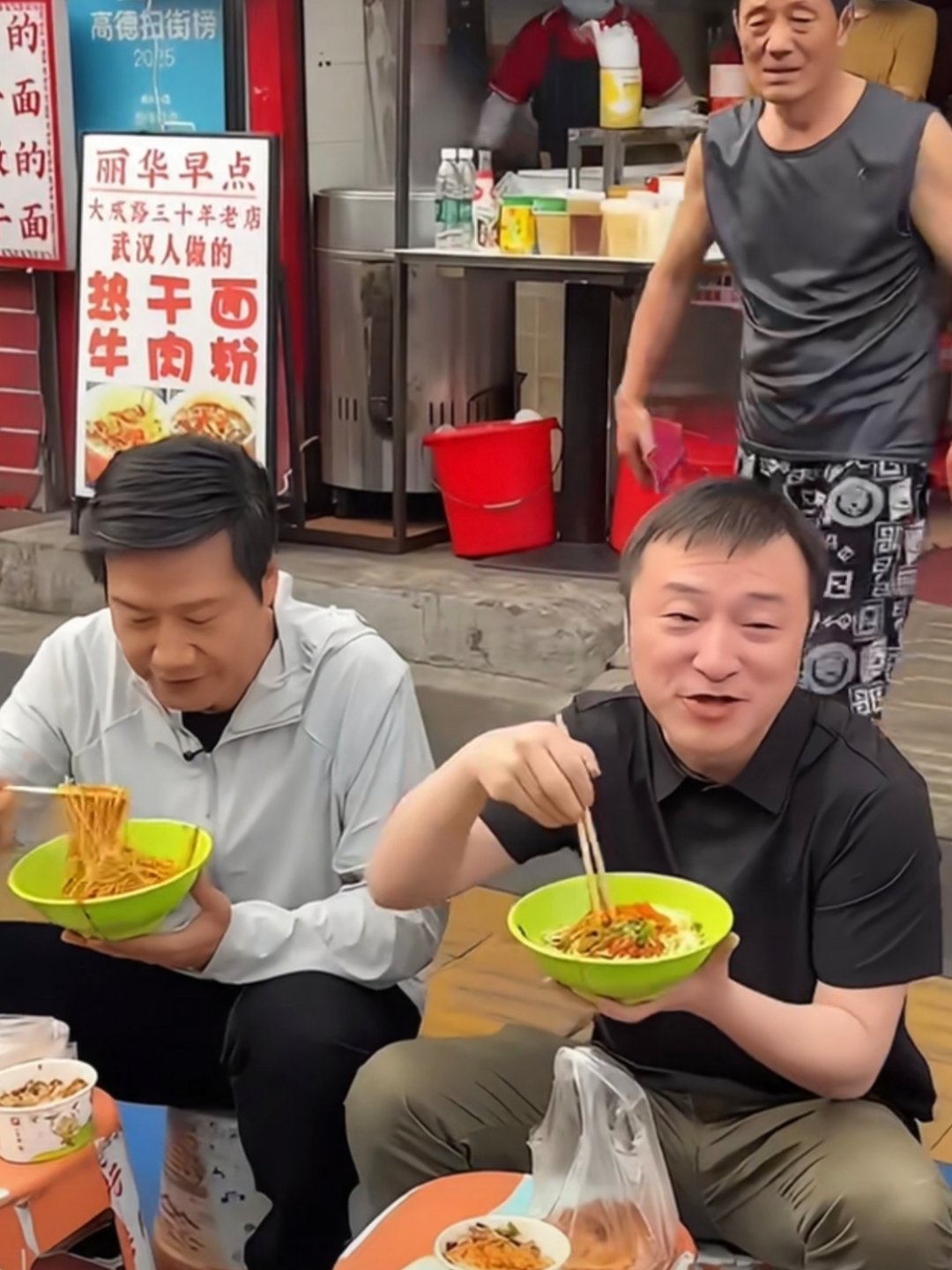 雷军在武汉过早这个丽华早点要火！！好久没吃武汉热干面了，看的雷总吃真馋了，下次去