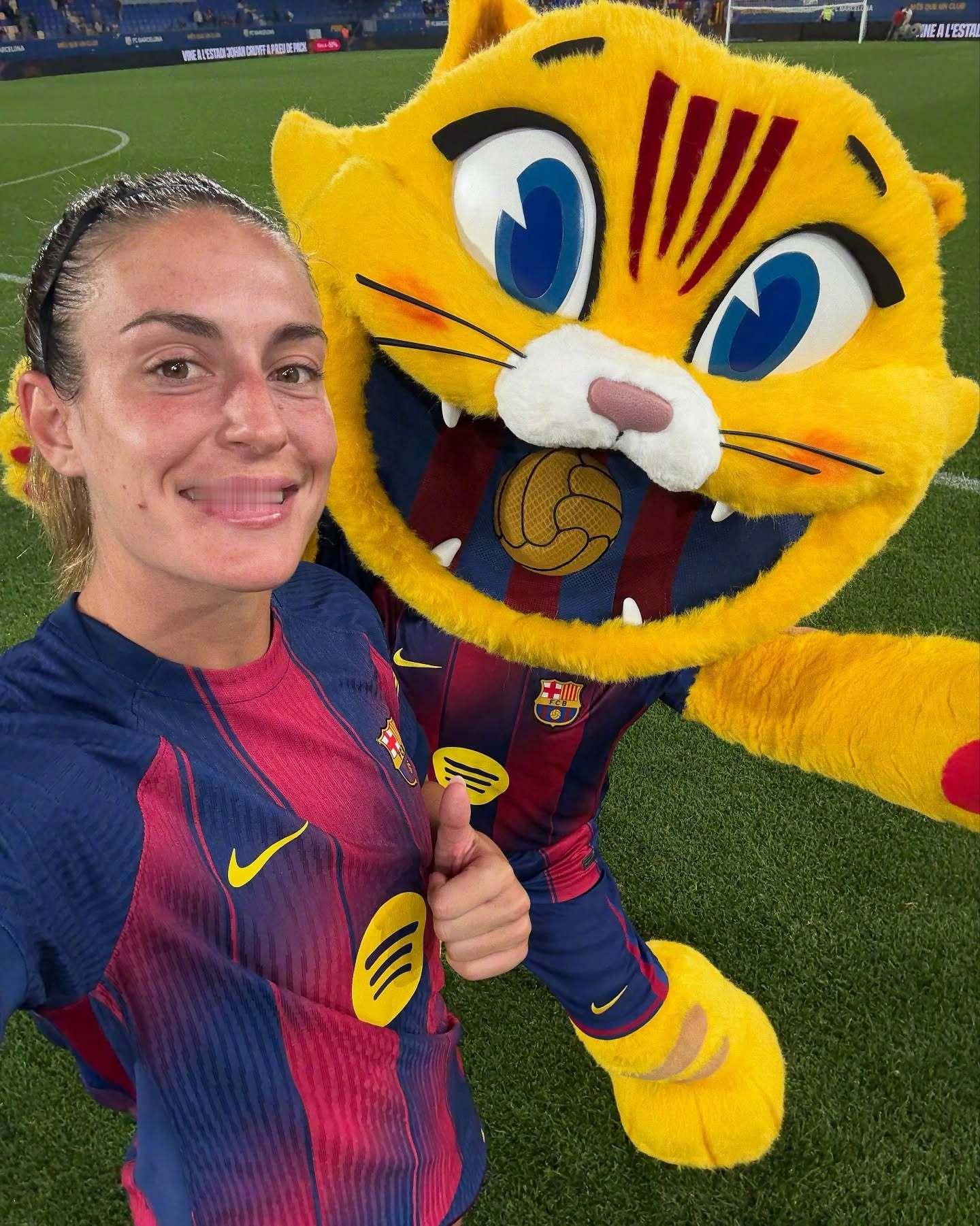 😽🤳🏻小猫我也是好起来了，能和女王贴在一起自拍了！巴萨[超话]  🔴🔵