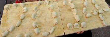 包饺子
在兵团的伙食经常是大包子。饺子吃的机会不多。包一次饺子吃可不是简单事，那