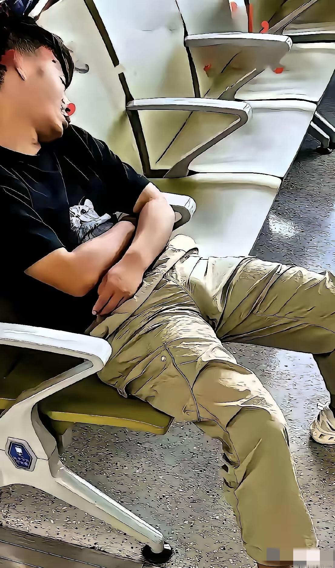 遇到这样健康，有气势的男人，你喜欢吗？

睡姿这么自然优雅，脸型这么板正，兜里还