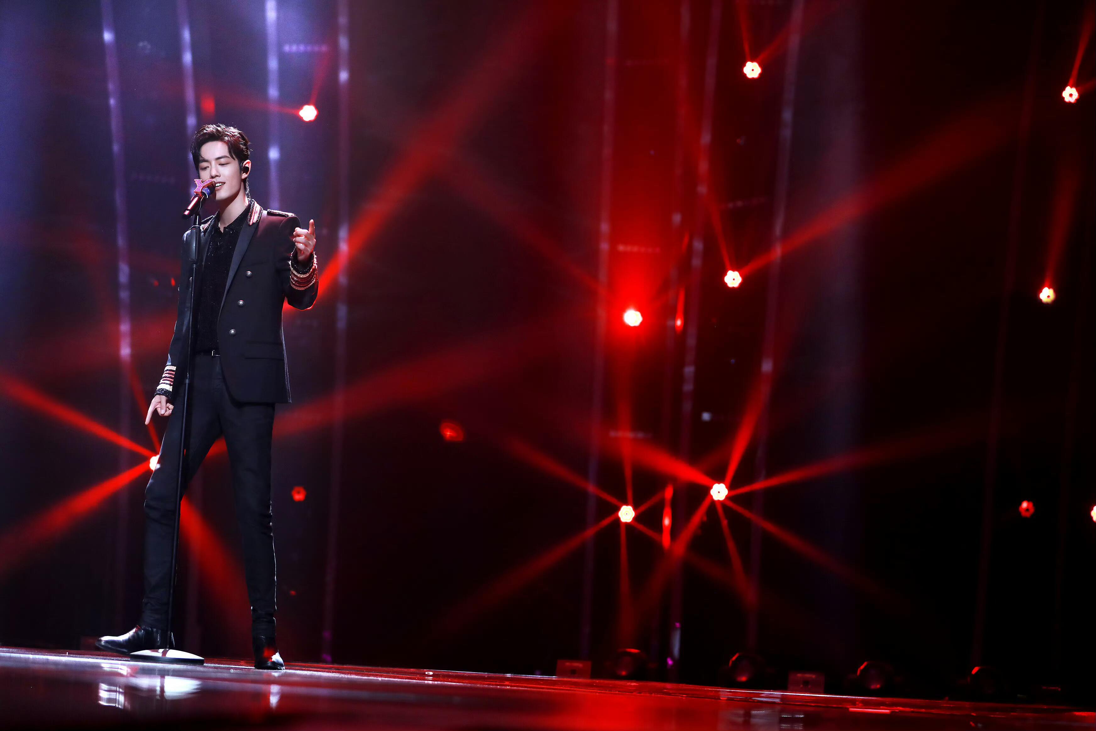 肖战现在不跳舞要干嘛立麦舞台，必出神图现在不跳舞要干嘛🕺心动舞台品鉴中 向全世