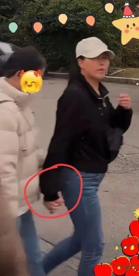 小玥儿的手紧紧拉住杨阿姨就像是亲妈妈一样孩子还得是陪伴谁一直在身边就和谁亲如果俩