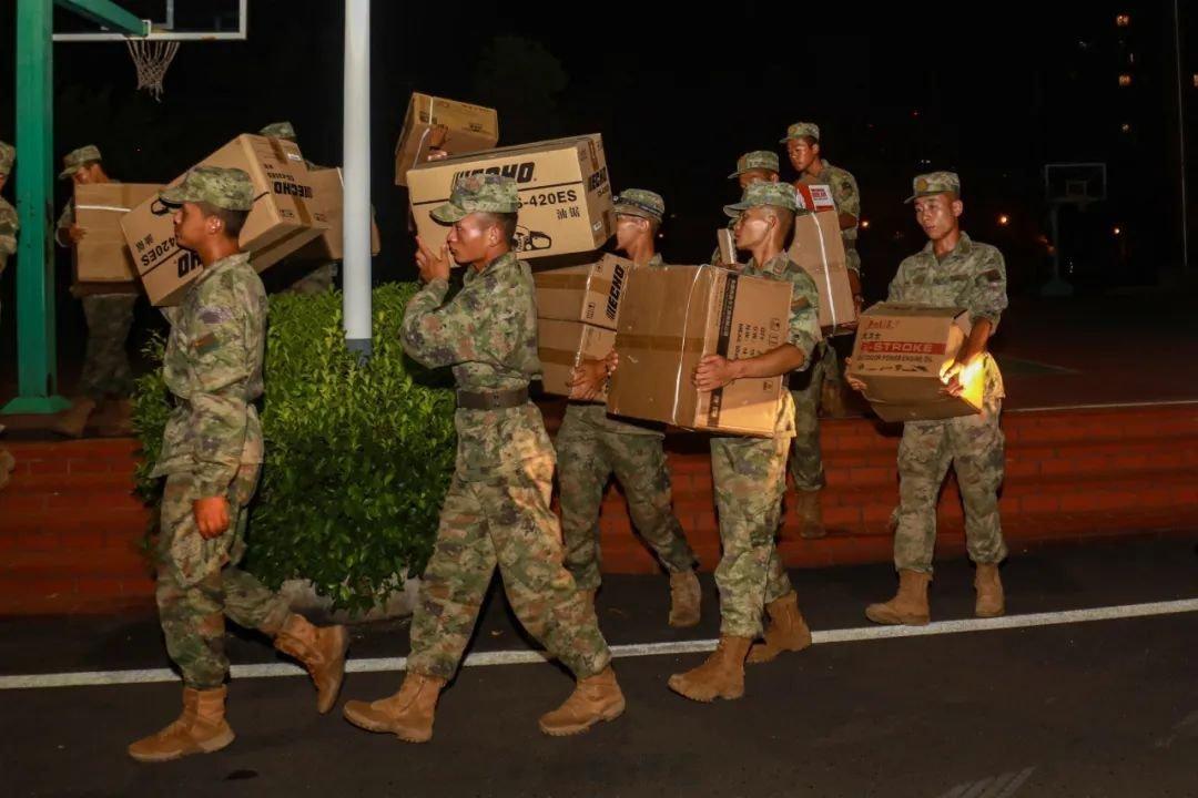 #人民前线##致敬中国军人##台风# 哪里有危险，哪里就有人民子弟兵。 ​​​