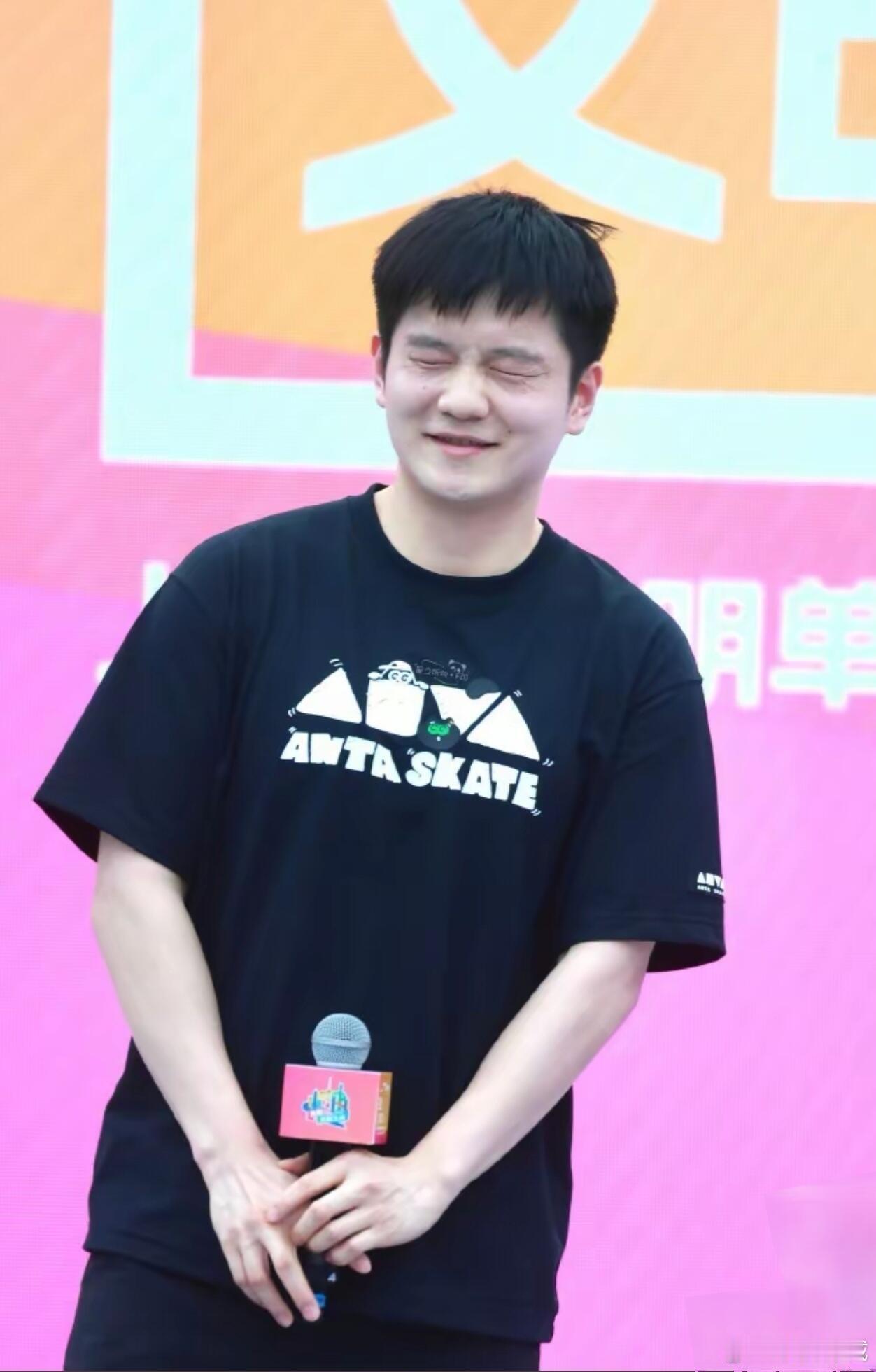 小胖无处不可爱 熊猫本体压不住了cr：网络 ​​​