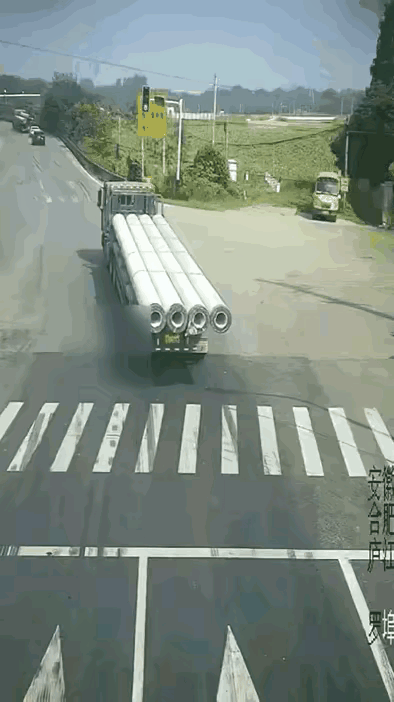 真看不懂这世事无常，大货车司机那一刻得多绝望
 
路上亲眼见的一幕，心里堵得慌。