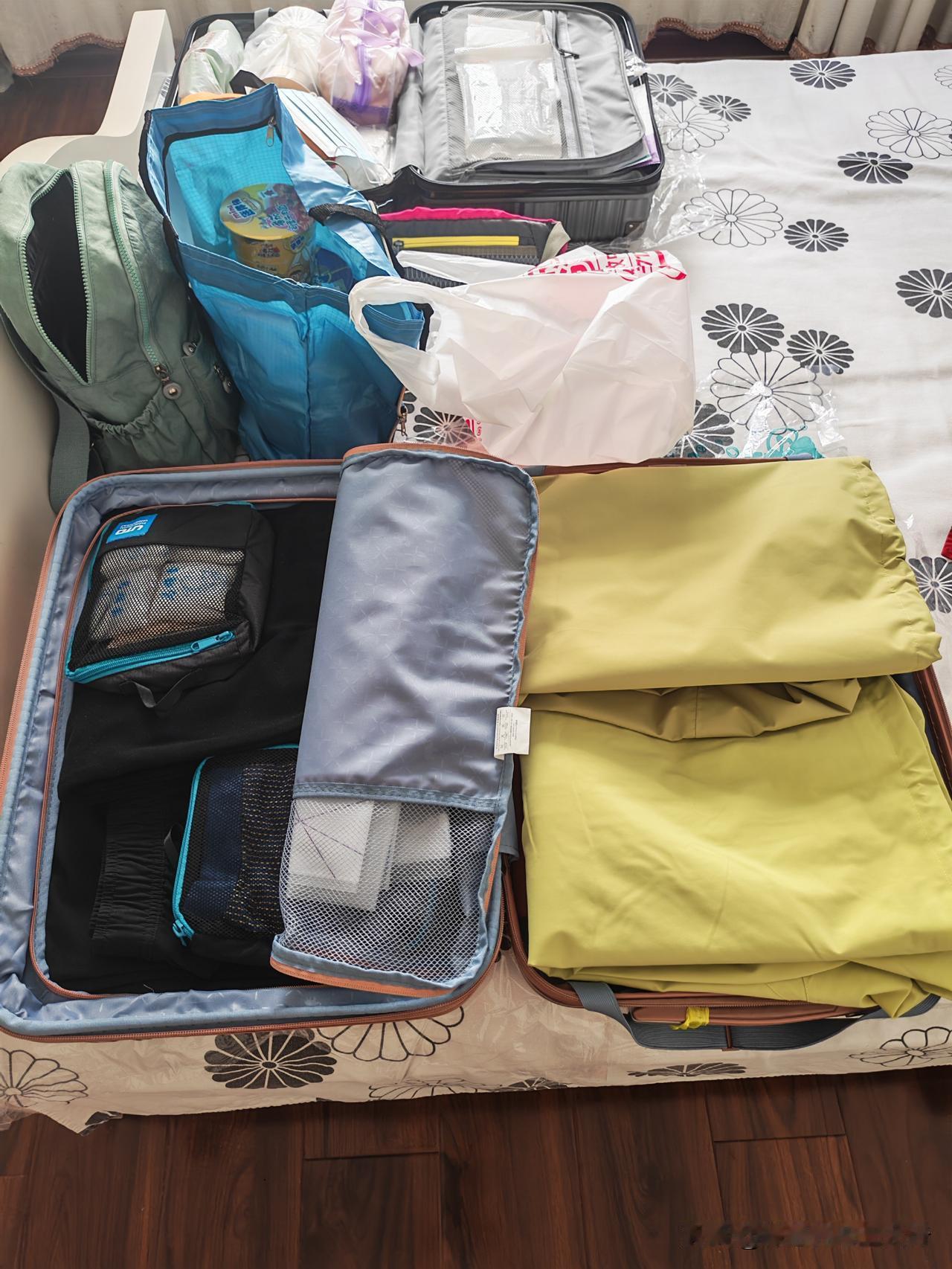 我和队友又要出发了，开启大兴安岭赏秋之旅。

前段时间，我俩去万达骆驼专卖店，准