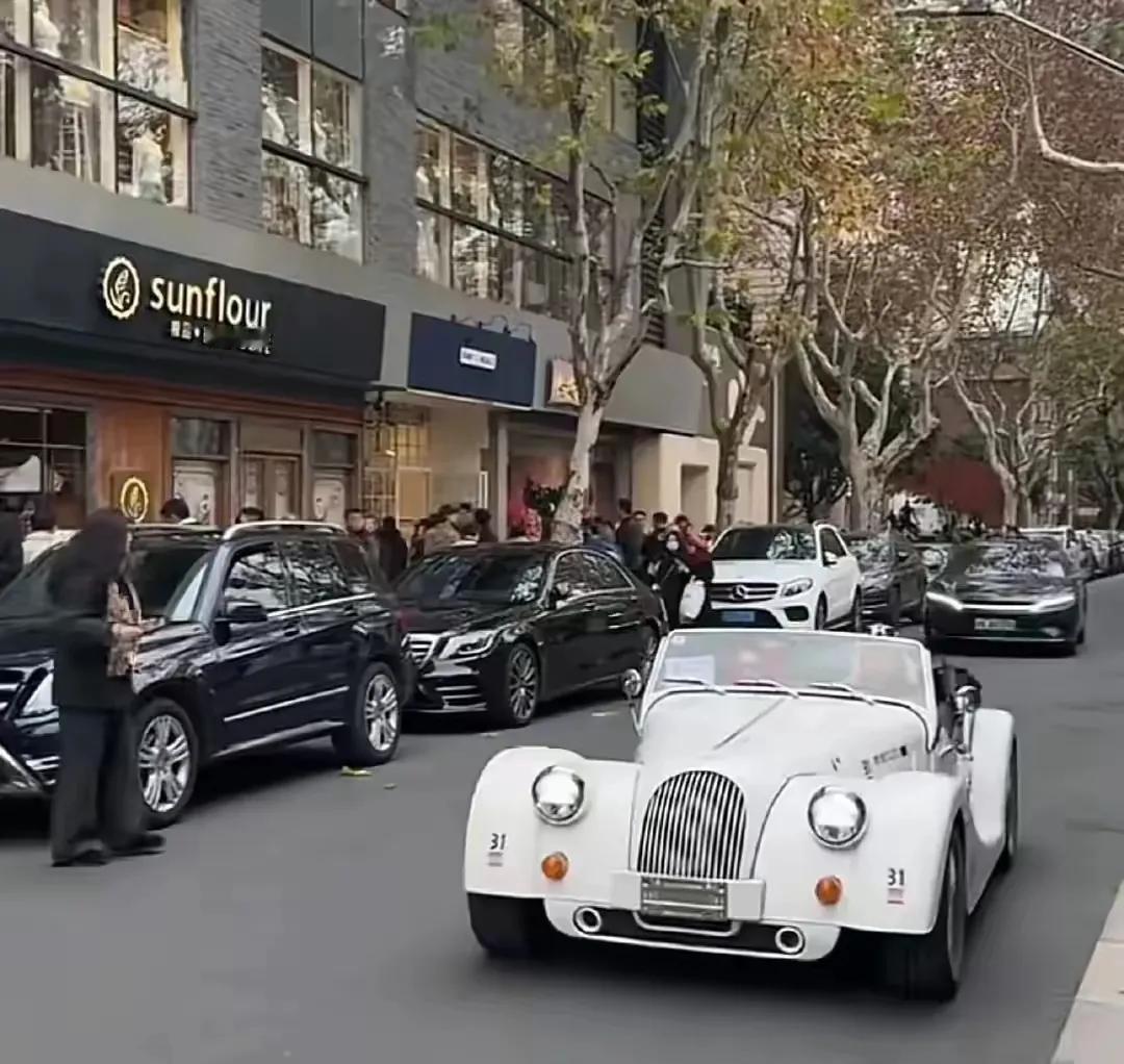 韩国人嘲讽上海“富二”豪车炸街
近日，韩国人发现上海街头有很多豪车，加上很多自媒