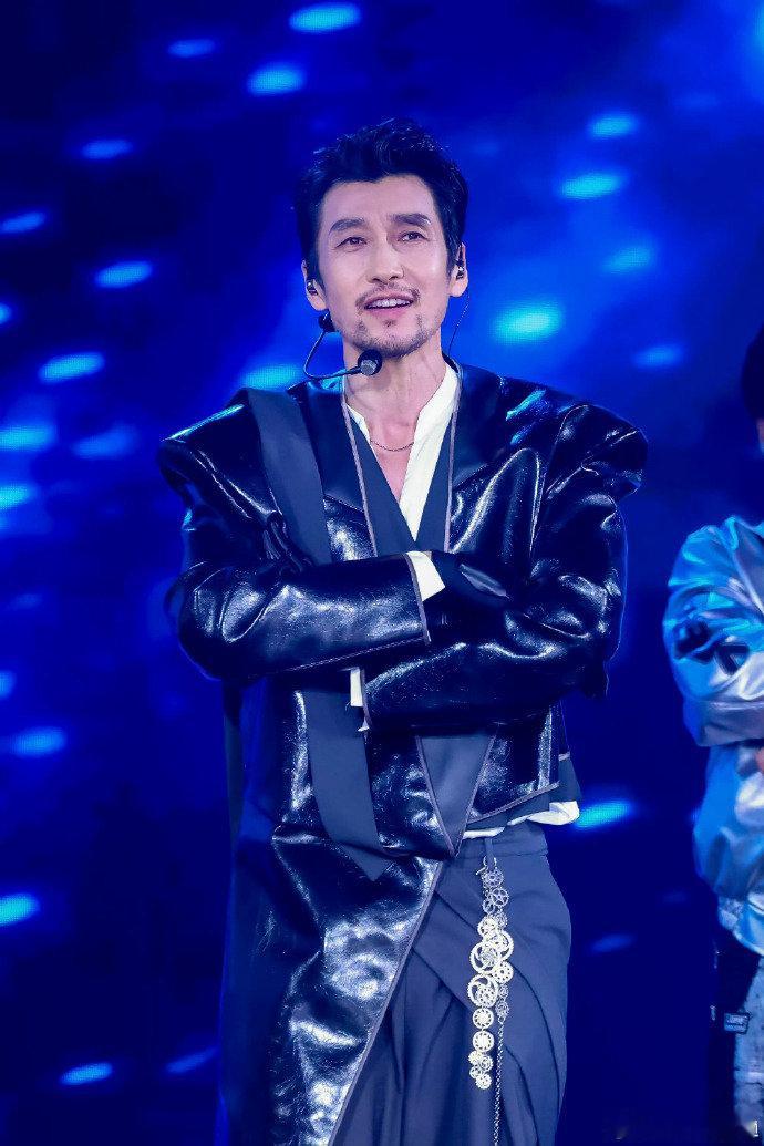 唐九洲邵子恒凌晨拉练满江披哥名场面?！大半夜不睡觉，唐九洲邵子恒拽着满江疯狂排练