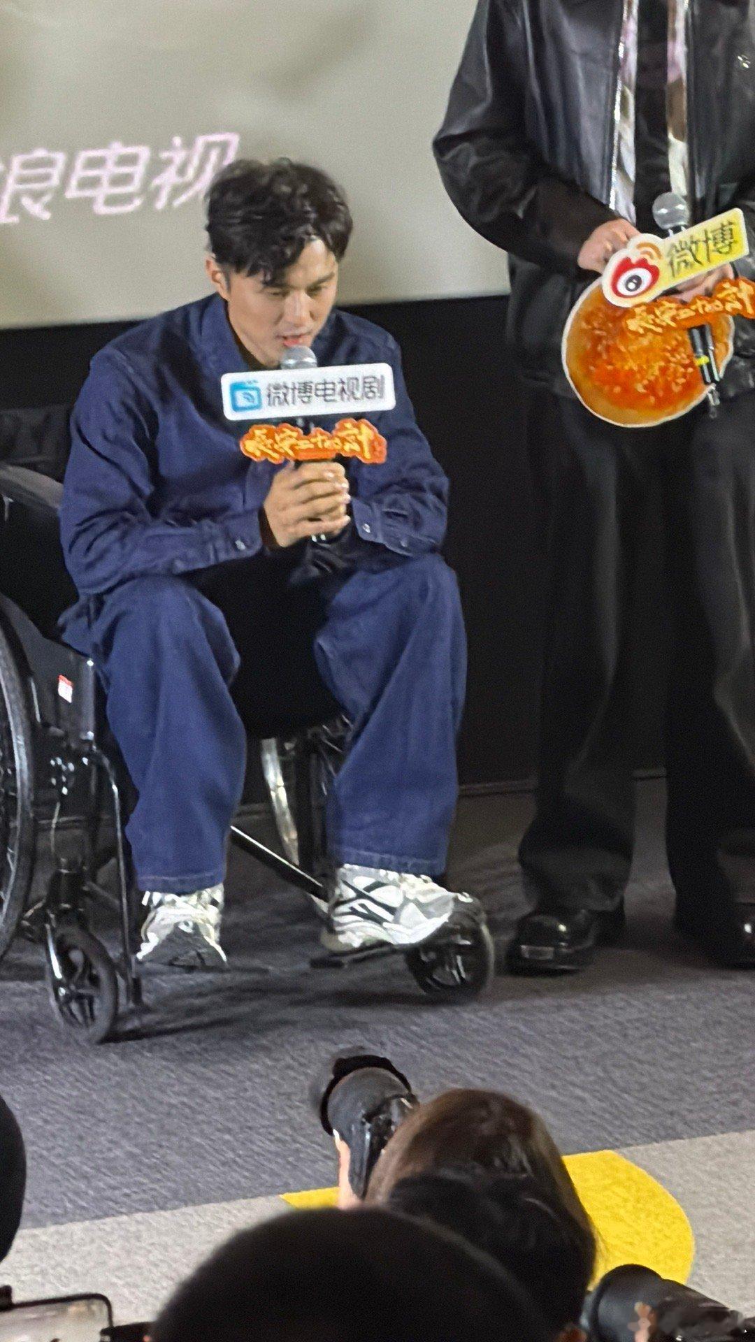 叶祖新你莫不是真瘸了这种别出心裁的出场方式，让剧宣现场变得生动有趣，也让更多人对