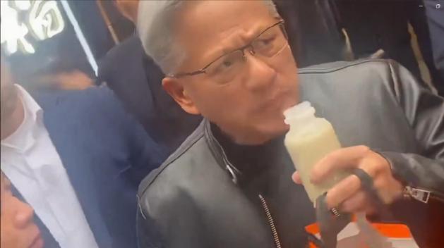特朗普专机刚起飞，这位身价万亿的AI巨头，居然直接留在北京"赖着不走"了。从南锣