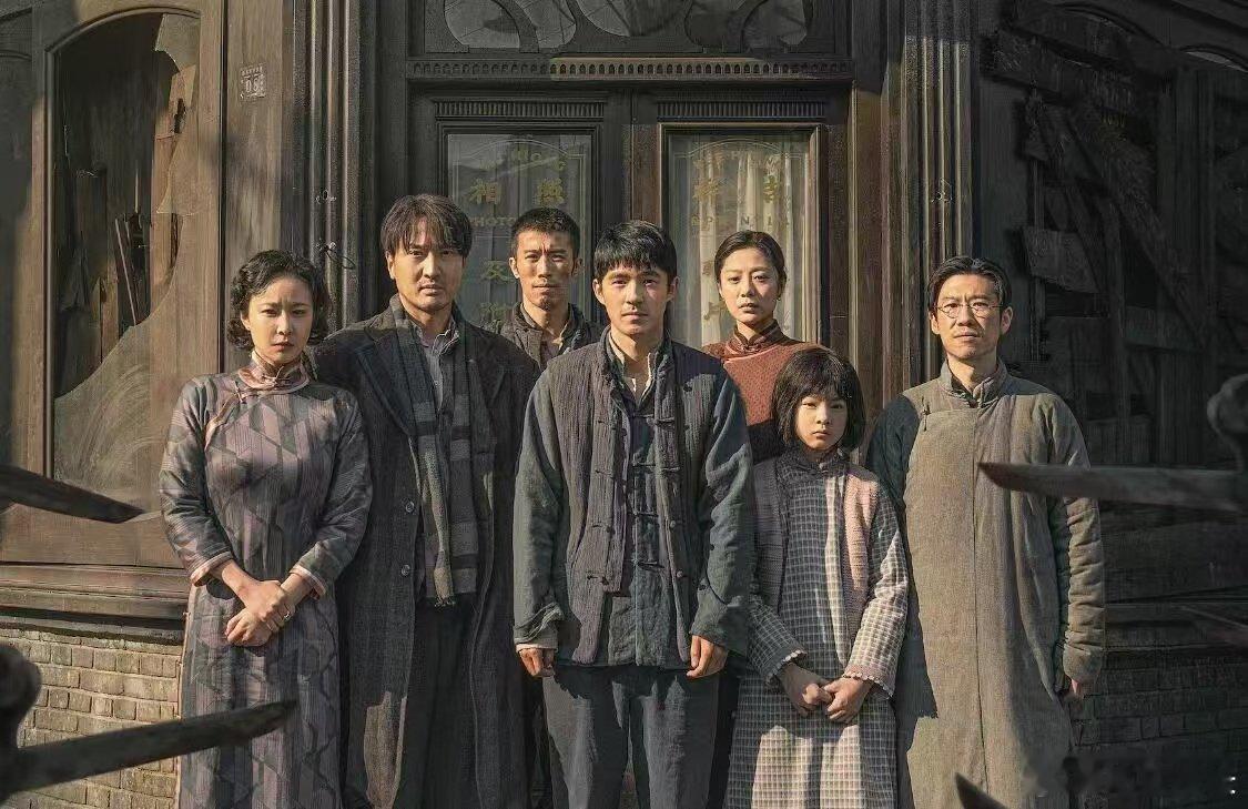 十月的最后一天被优酷整哭了 影片中多次出现的全家福主题，从战前的圆满到战时的残缺