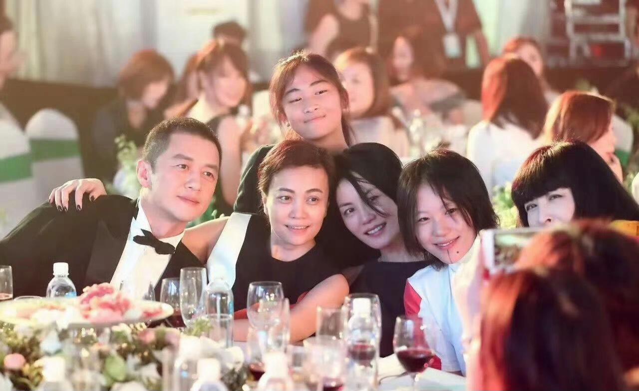 李亚鹏做生意亏本欠债一直被人诟病，前段时间他和小他十九岁的妻子海哈金喜官宣离婚，