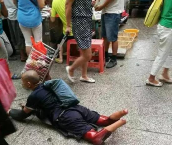 2016年，广州男子买菜时，偶遇双脚被截断的乞丐，仔细辨认下发现，这竟是失踪12