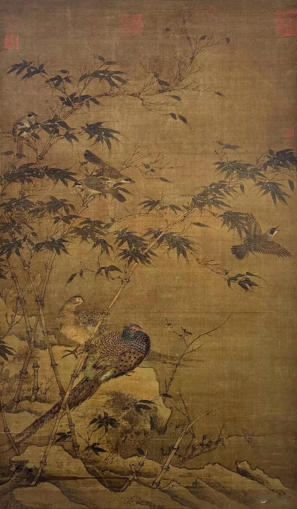 这幅宋佚名的《翠竹禽鸟图》，第一眼就被雪后竹林里缩着脖子的雉鸡雄鸟及回眸的雌鸟戳