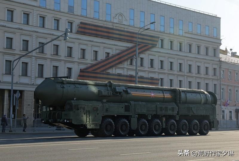 中国的洲际导弹在全球属于领先地位。
这种领先体现在多个方面。从射程上看，中国的洲