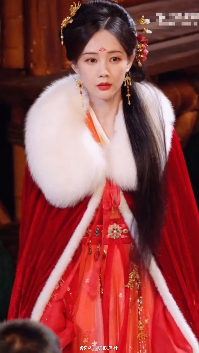 #李一桐书卷一梦红衣斗篷路透# 美女太可爱啦#李一桐红衣斗篷造型# ​​​